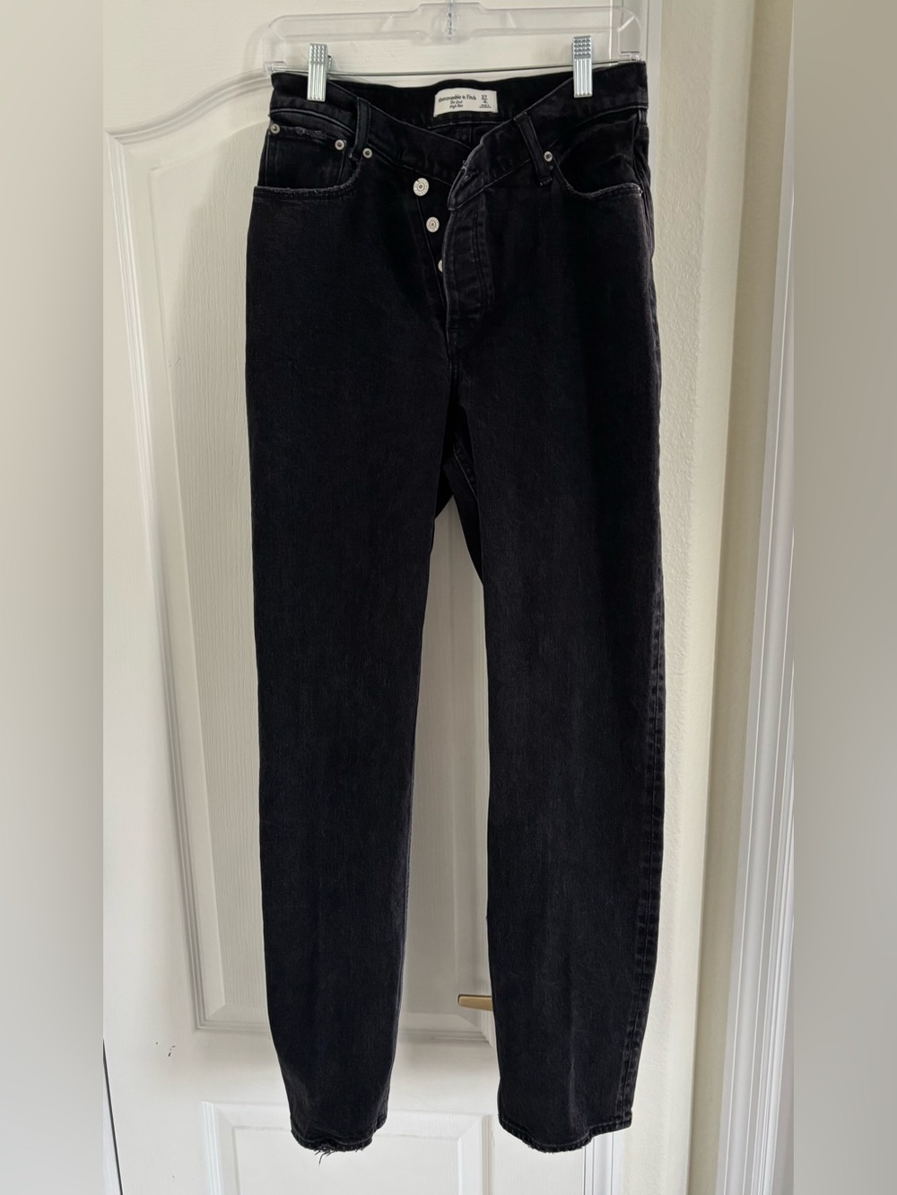 Women’s Abercrombie & Fitch Black Slim Straight Jeans. Size 4